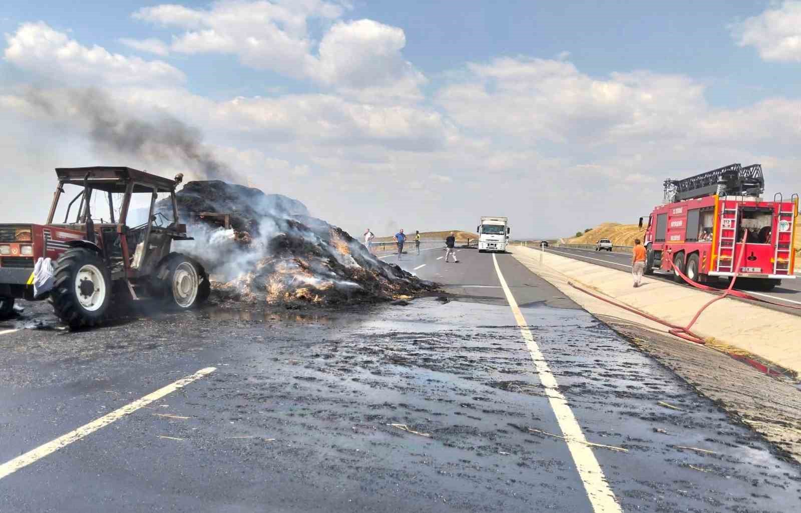 saman-balyasi-yuklu-romork-alev-alev-yandi-traktor-kullanilamaz-hale-geldi