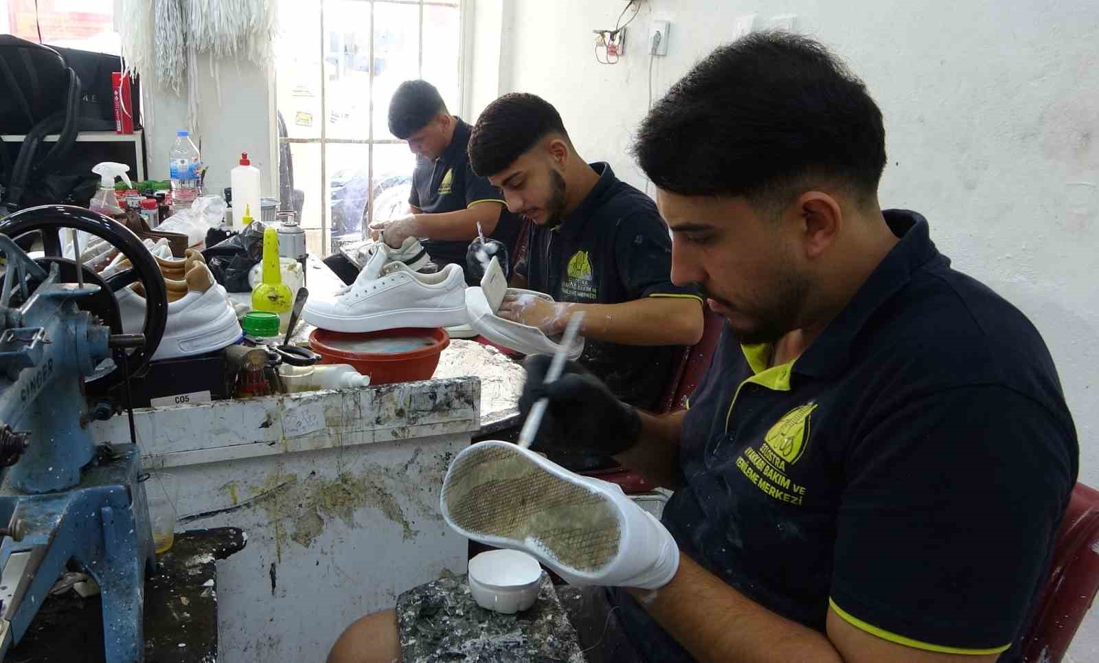 bu-da-modern-ayakkabi-tamircisi-babadan-kalma-meslegini-artik-milyonlar-izliyor-her-ilden-talep-geliyor