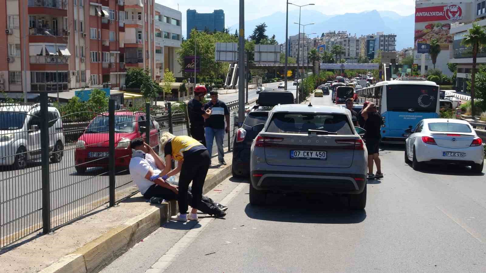 ust-gecitte-4-arac-birbirine-girdi-1-yarali