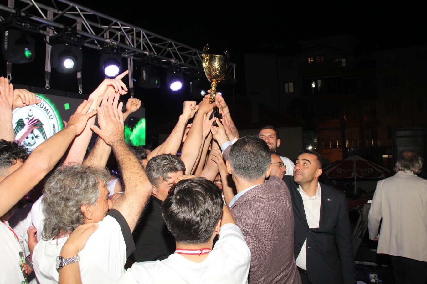 bal-a-yukselen-uzumluspor-da-sampiyonluk-coskusu