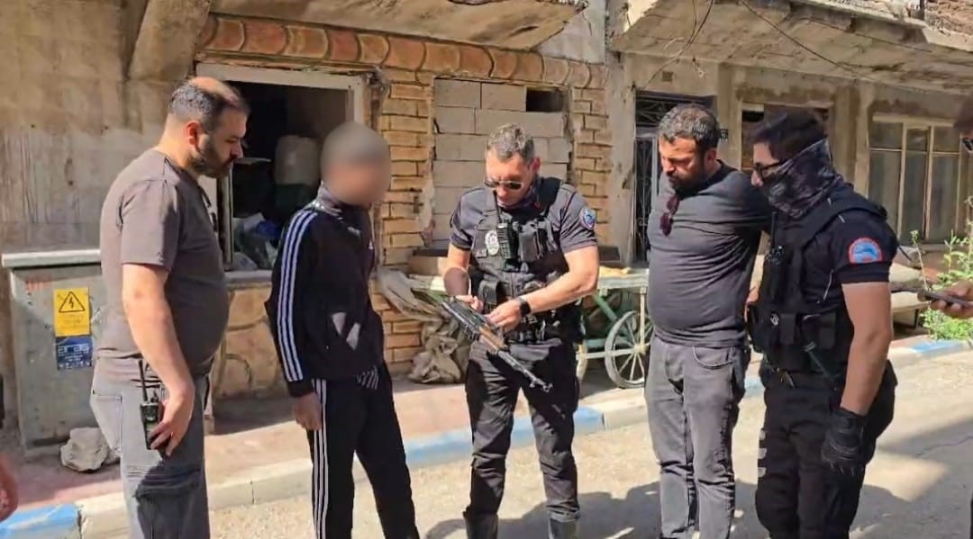 erzurum-da-kar-maskeli-ve-silahli-sahis-alarmi-3d-yazicidan-uretilen-silah-oyuncak-cikti