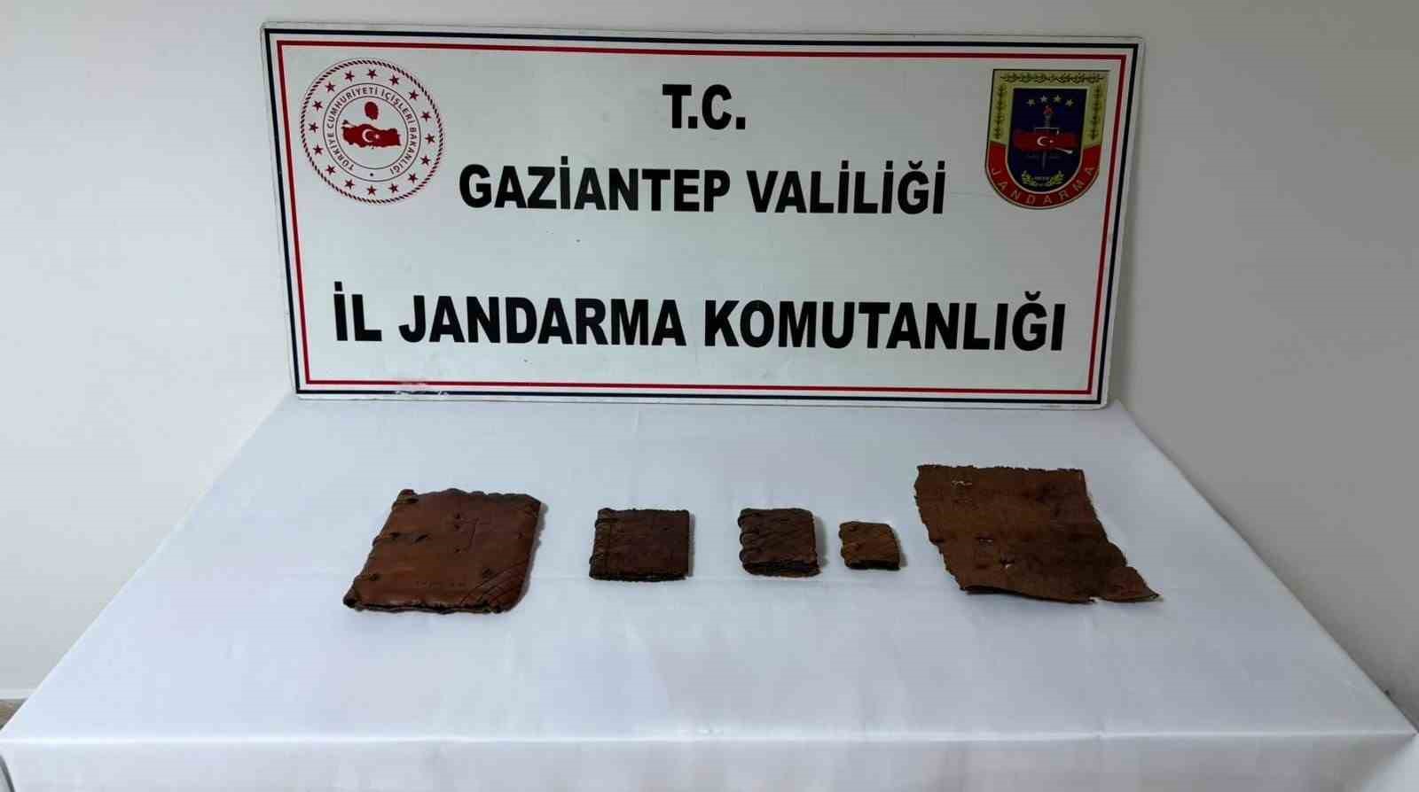 gaziantep-te-deri-uzerine-ibranice-yazili-5-tarihi-eser-kitap-ele-gecirildi-4-gozalti