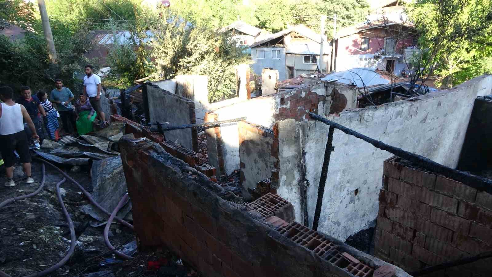 piknik-tupleri-bomba-gibi-patladi-iki-gecekondu-kule-dondu