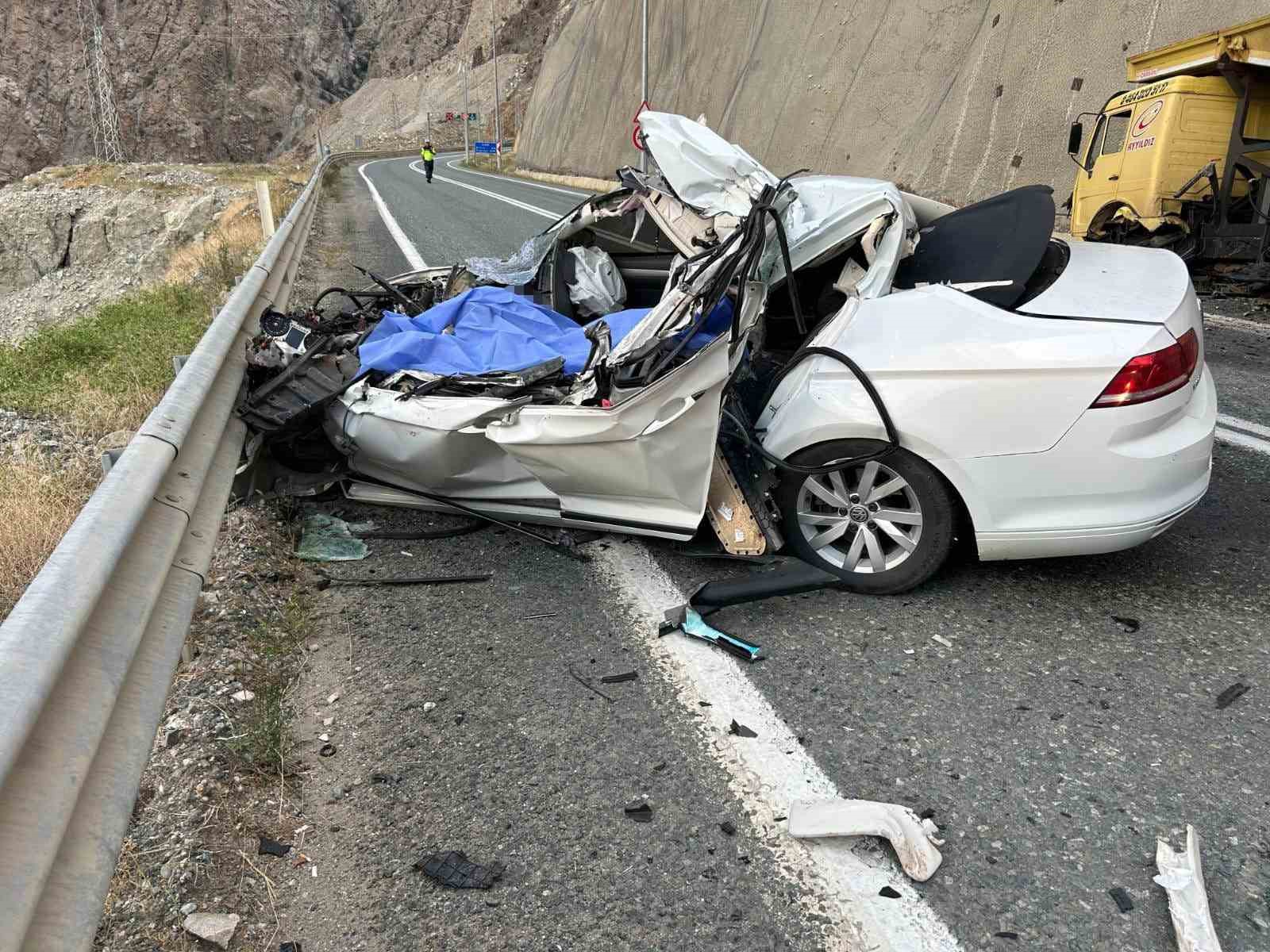artvin-erzurum-kara-yolunda-otomobil-kamyonla-carpisti-1-olu