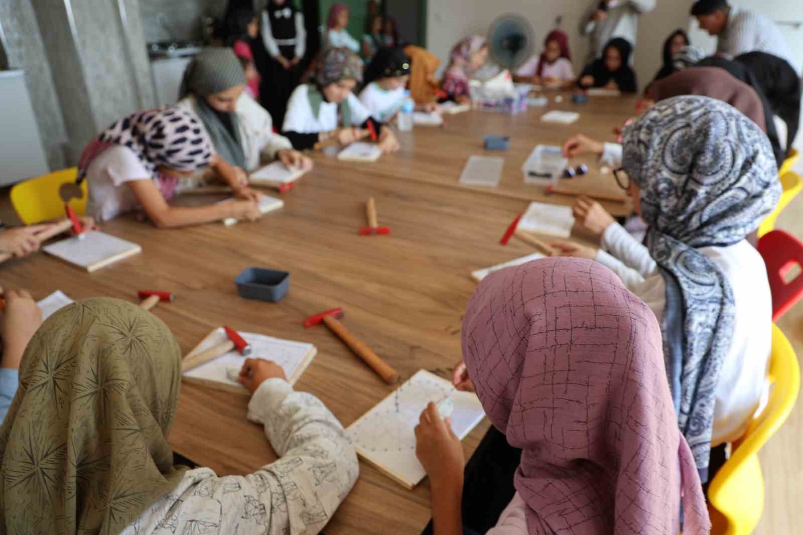 egitim-ve-sanat-bir-arada-kur-an-kursunda-minik-eller-filografiyle-bulustu