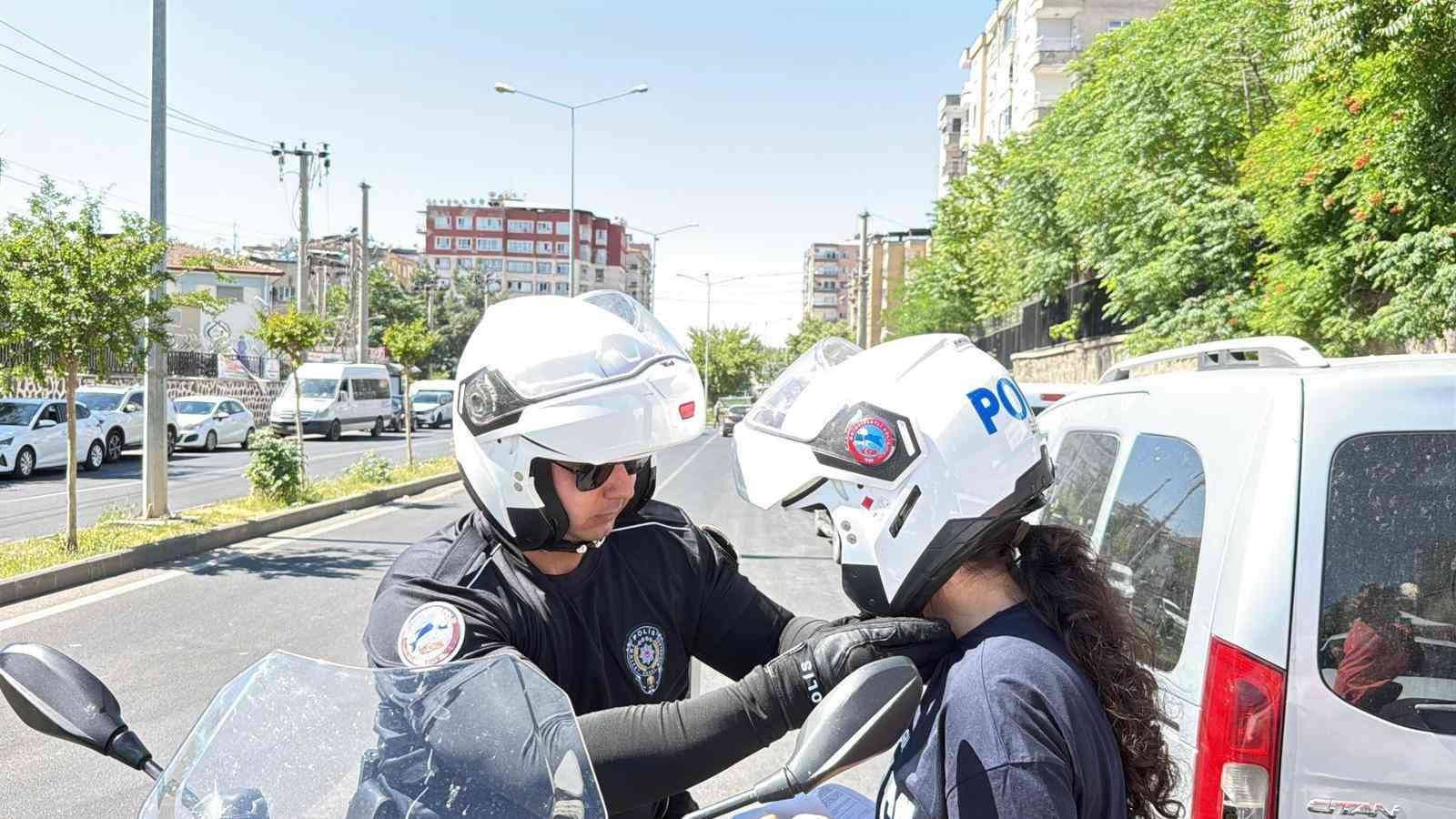 diyarbakir-da-okullari-karistiran-ogrenciler-son-dakikalarda-polis-esliginde-yetisti