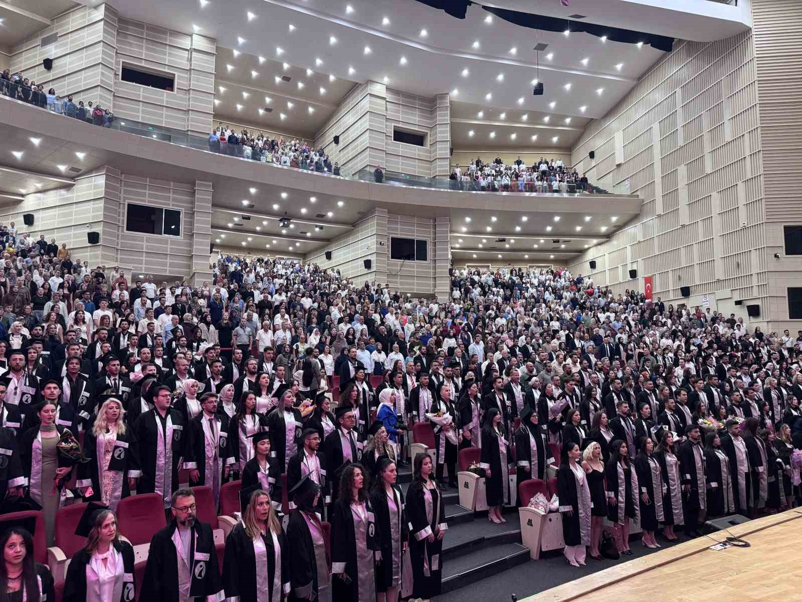 eru-iletisim-fakultesi-20-donem-mezunlarini-verdi