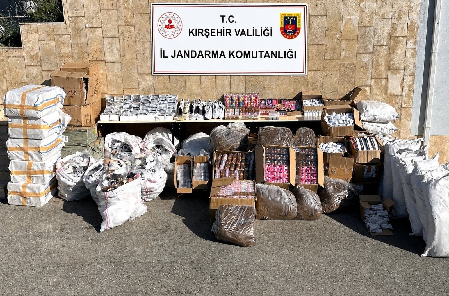 kirsehir-de-tirda-12-5-tl-lik-gumruk-kacagi-esya-ele-gecirildi