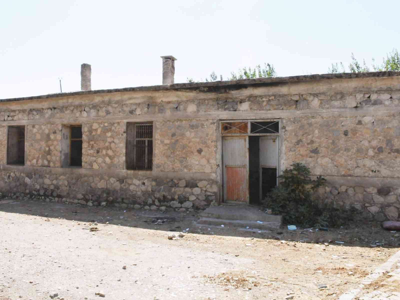 silopi-de-tehlike-sacan-metruk-yapi-yikiliyor