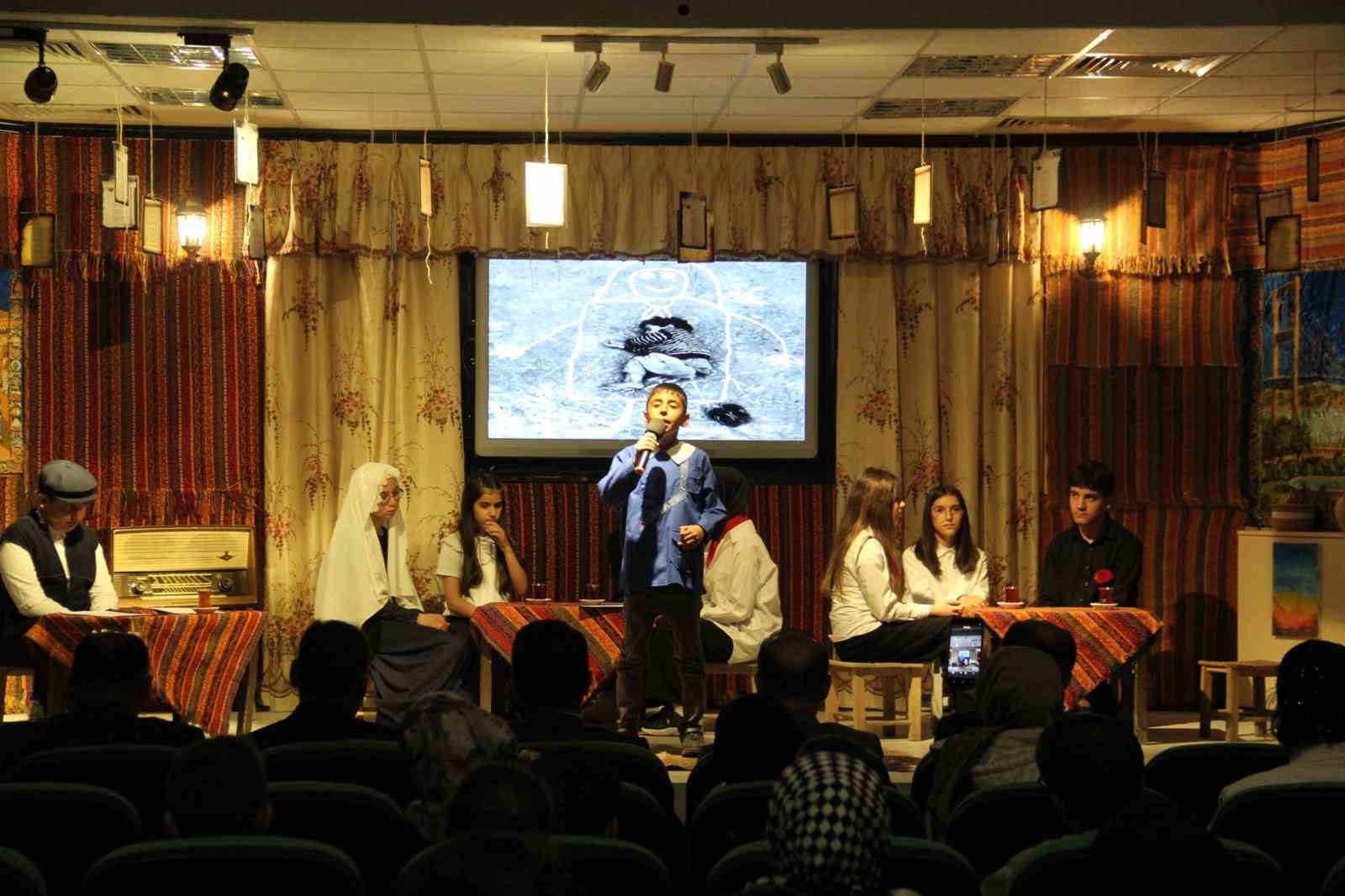 bayburt-ta-ogrencilerden-siir-programi-ve-karma-resim-sergisi