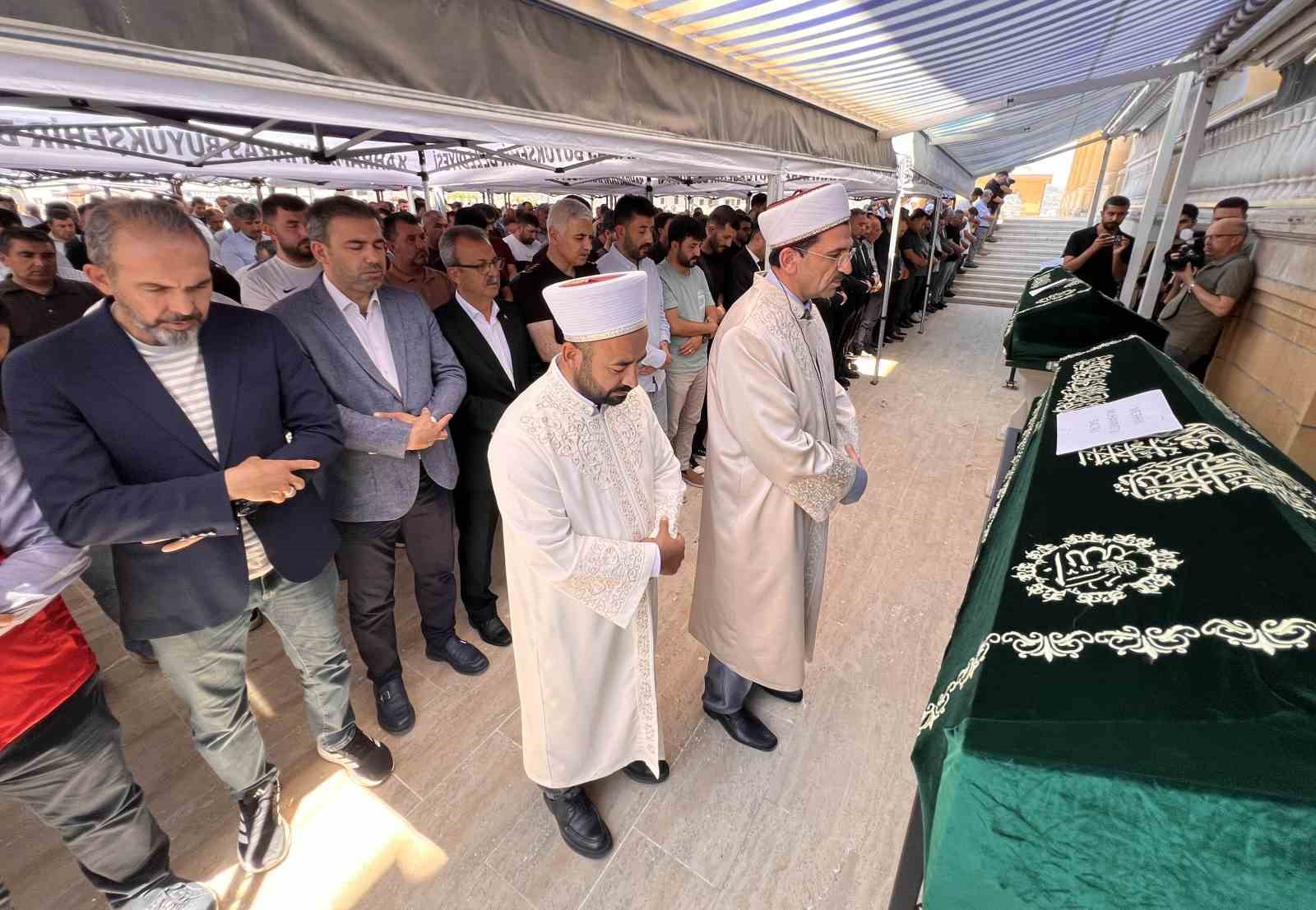 yanginda-hayatini-kaybeden-engelli-3-kardes-topraga-verildi
