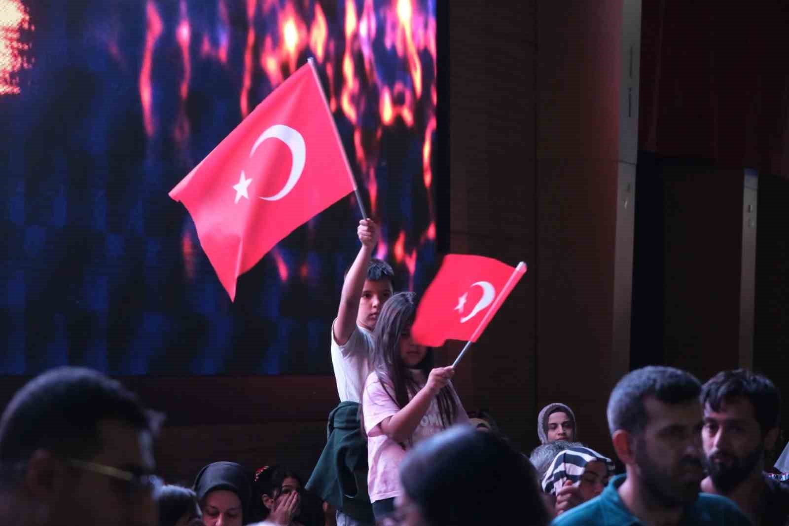 mustafa-yildizdogan-erzincan-da-sahne-aldi