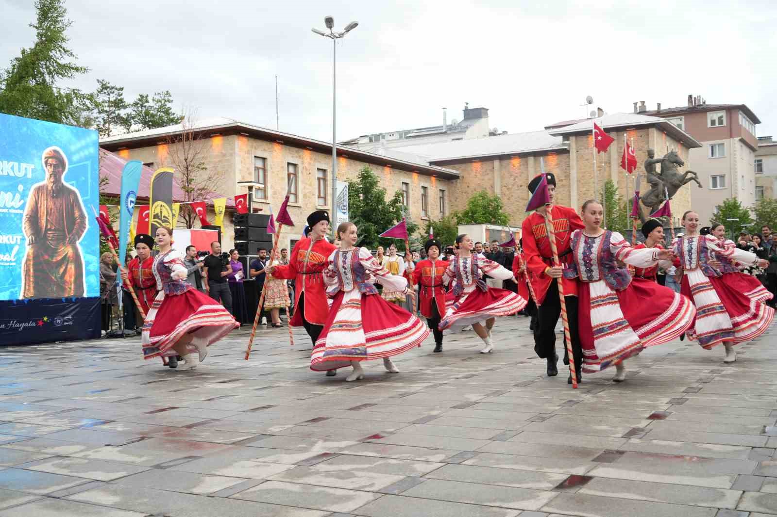 dede-korkut-solenleri-nde-halk-danslari-ve-muzik-gosterileri-ilgi-gordu