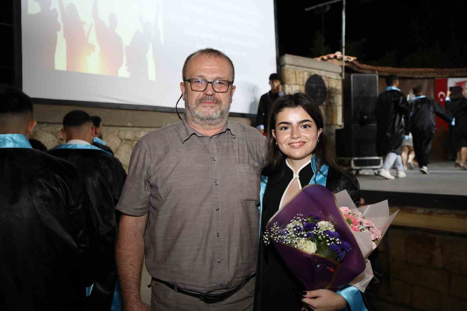 babasindan-ilham-aldi-59-erkek-ogrenci-arasindan-tek-kiz-ogrenci-olarak-mezun-oldu