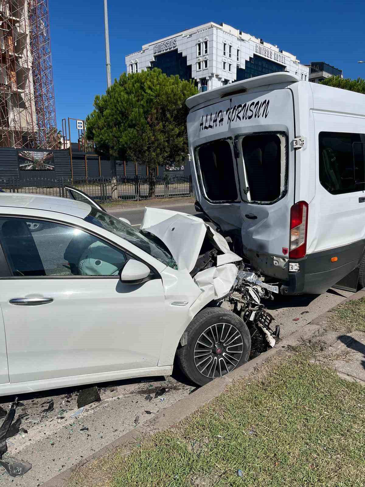 otomobil-minibuse-arkadan-carpti-4-yarali