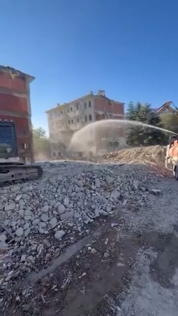 elazig-da-5-katli-bina-korna-sesi-ile-yikildi