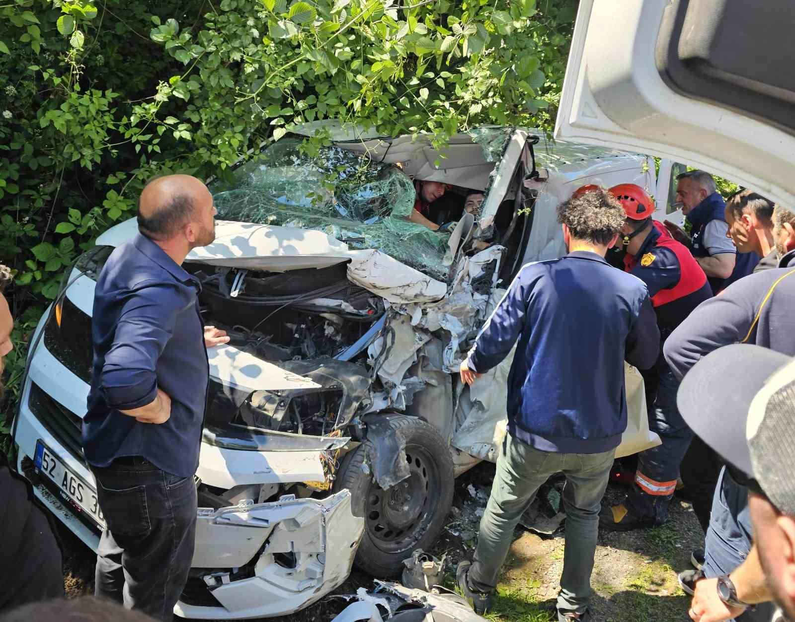 ordu-da-cop-kamyonu-ile-ticari-arac-kafa-kafaya-carpisti-1-yarali