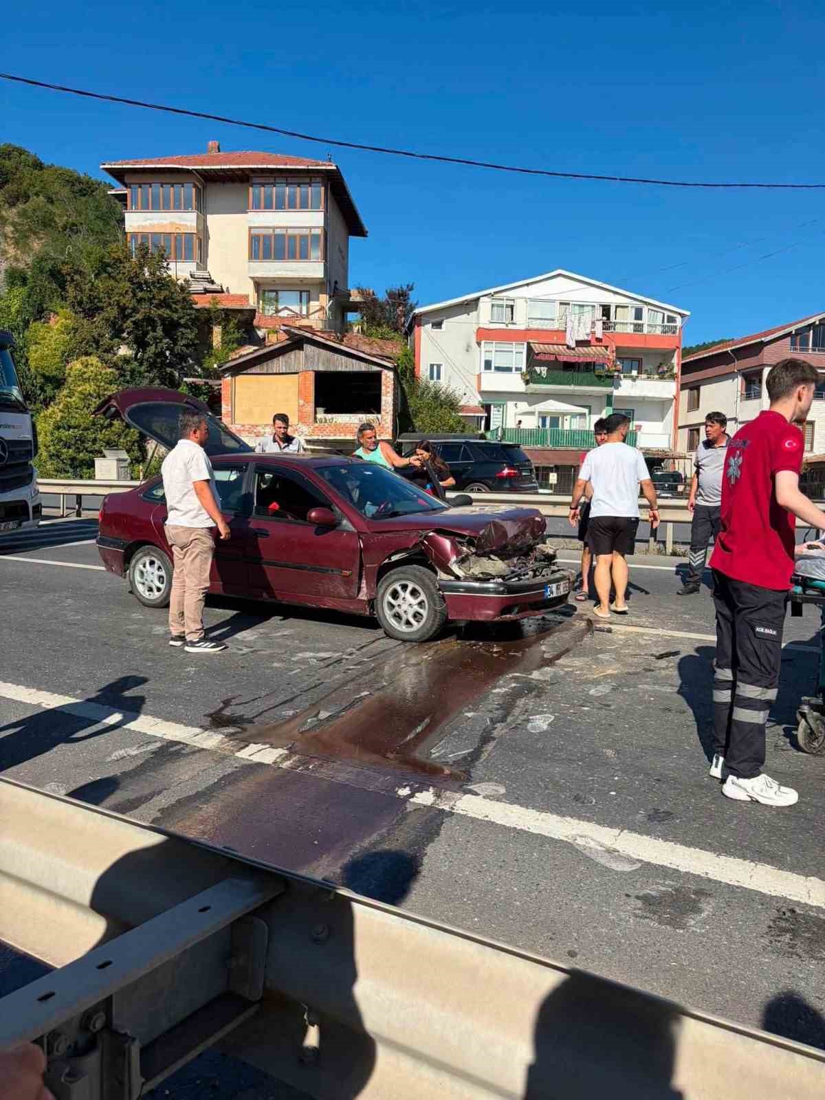 yayalara-yol-veren-kamyona-otomobil-carpti-2-yarali