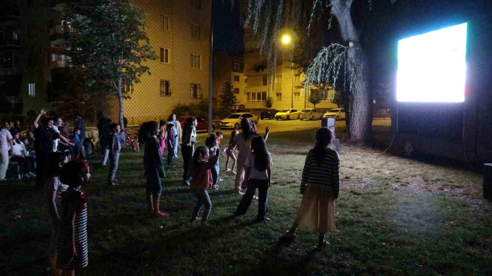 farkli-kusaklar-acik-hava-sinemasinda-bulustu