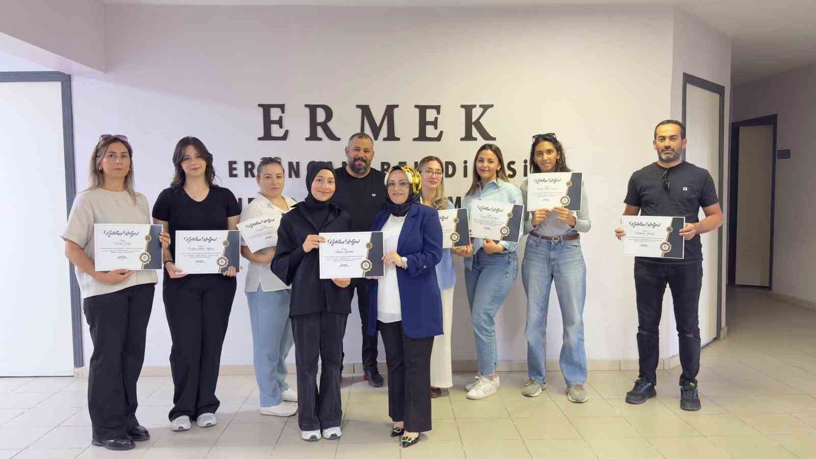 erzincan-da-isaret-dili-kursunu-tamamlayanlara-sertifika-verildi