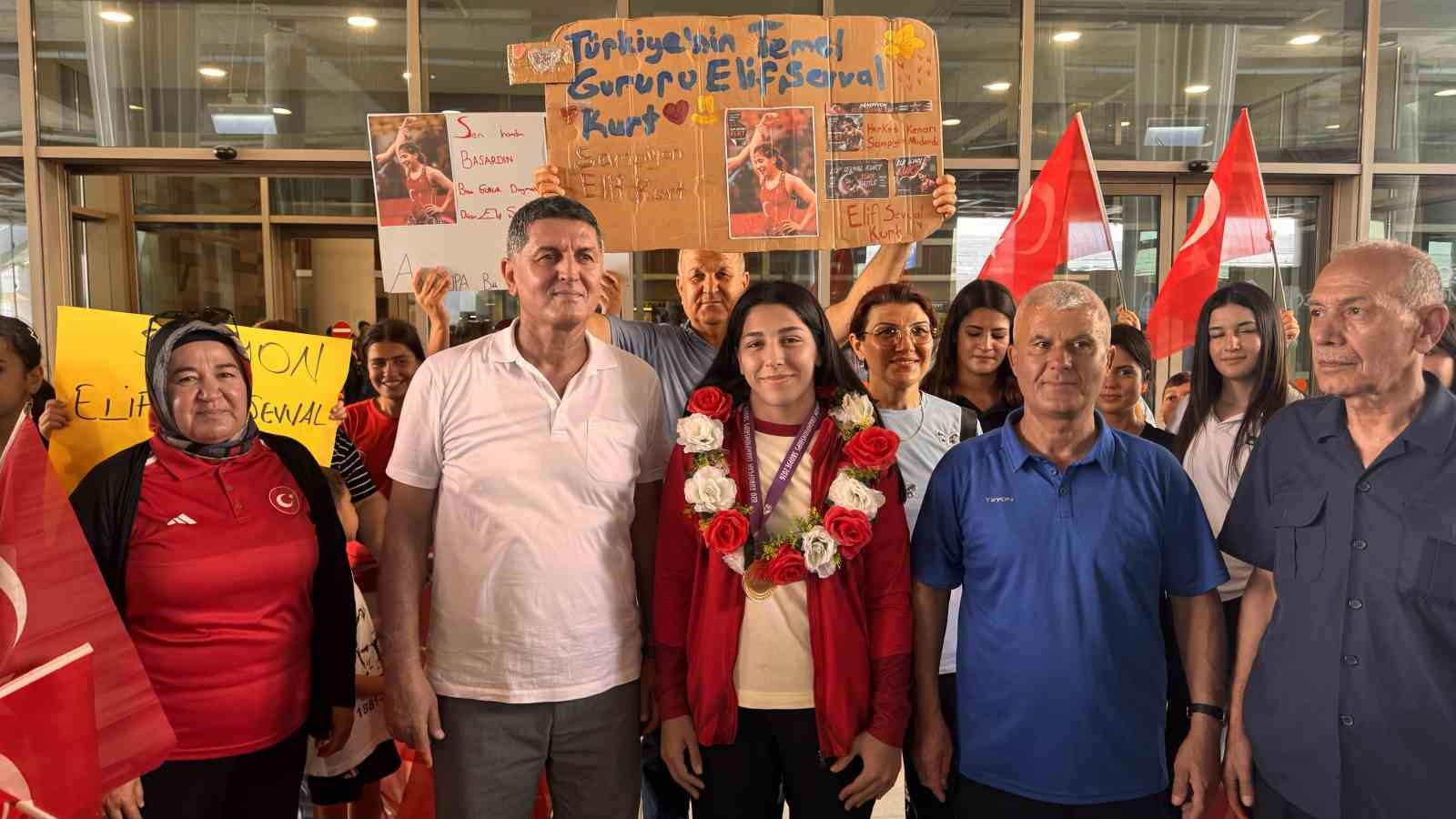 sampiyon-guresci-memleketinde-davul-zurnayla-karsilandi