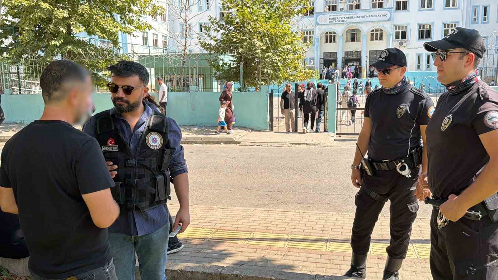 diyarbakir-da-yeni-egitim-yilinin-ilk-gununde-okul-cevrelerinde-yogun-guvenlik-denetimi