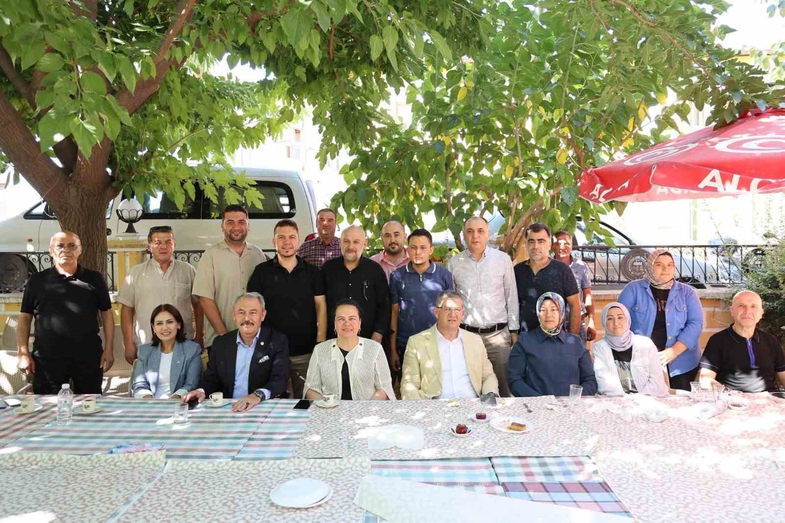 baskan-subasioglu-ak-parti-ye-katilan-15-kisiye-rozet-takti