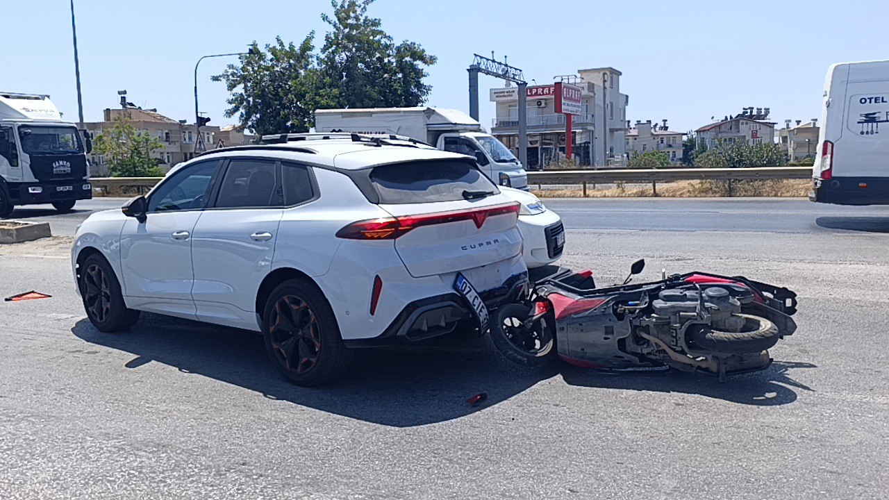 yolda-aniden-duran-araca-motosiklet-carpti