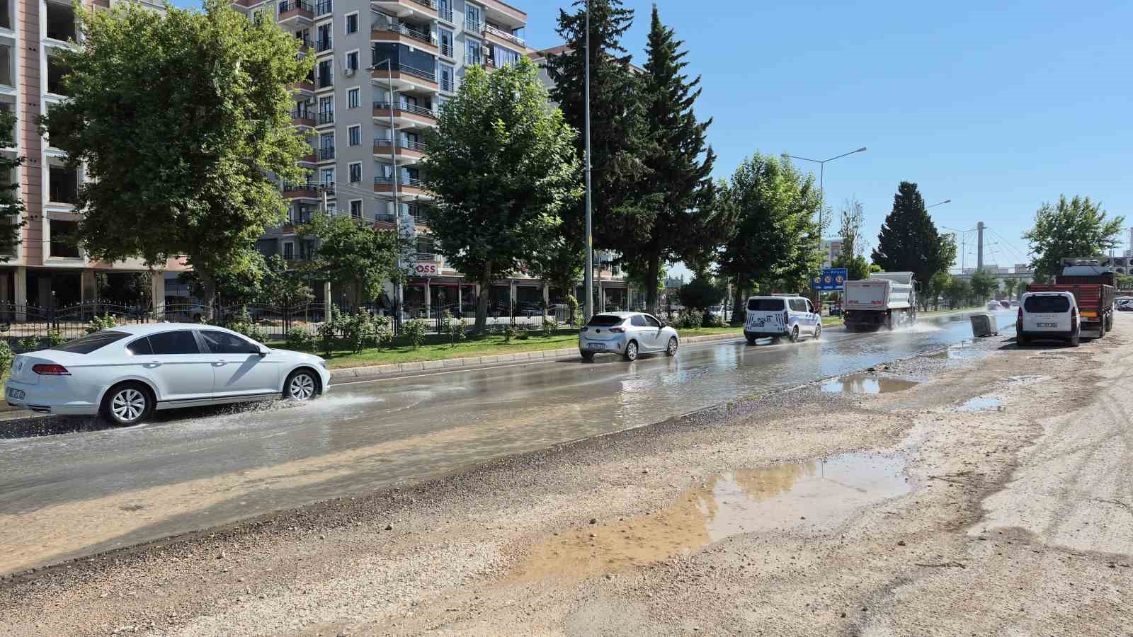 ana-sebeke-borusu-patladi-yol-gole-dondu