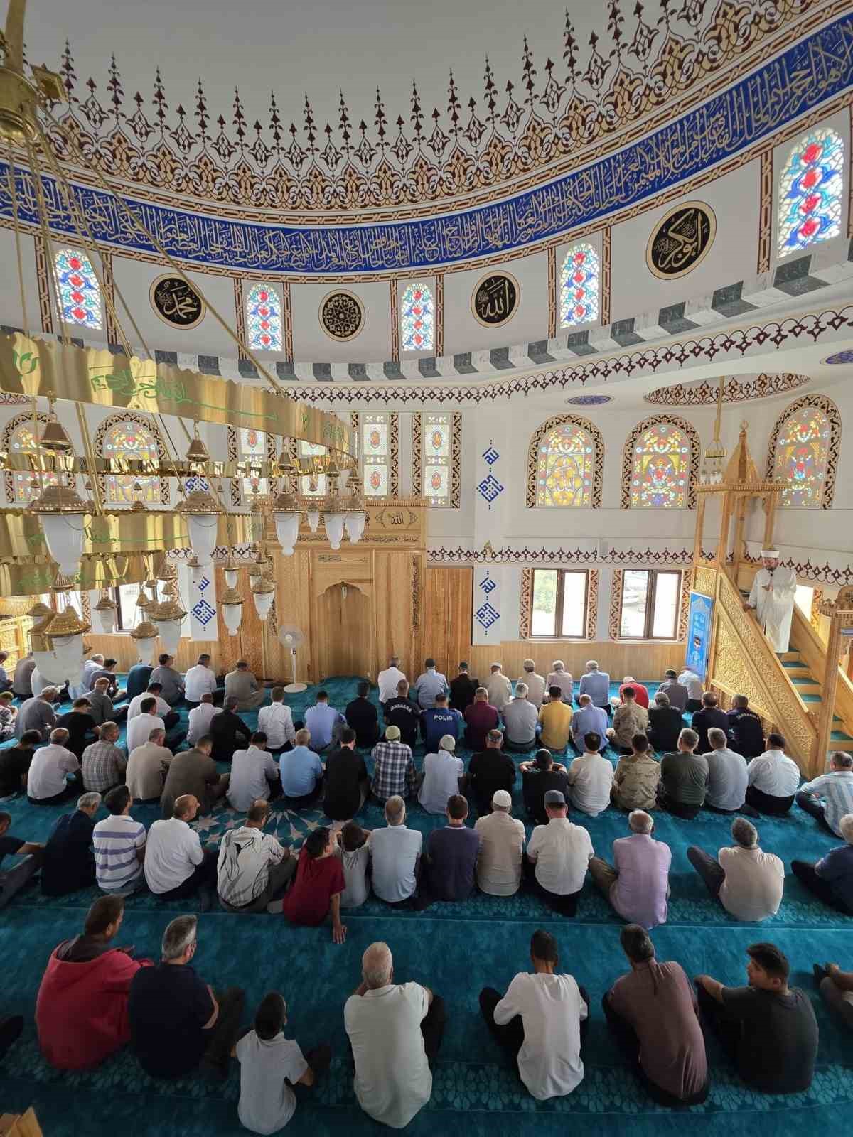 depremde-yikilan-karaburun-koyu-camisi-yeniden-hizmete-acildi