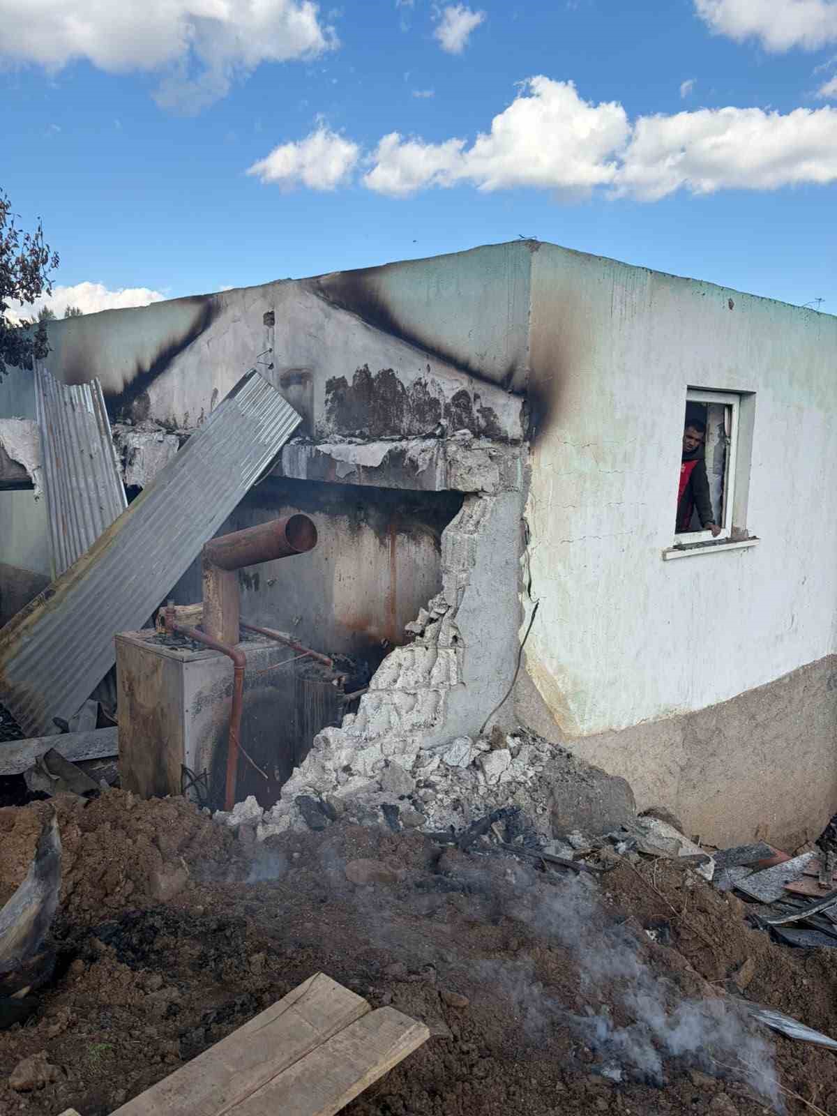 varto-da-cikan-yanginda-5-buyukbas-hayvan-telef-oldu-evin-catisi-yandi