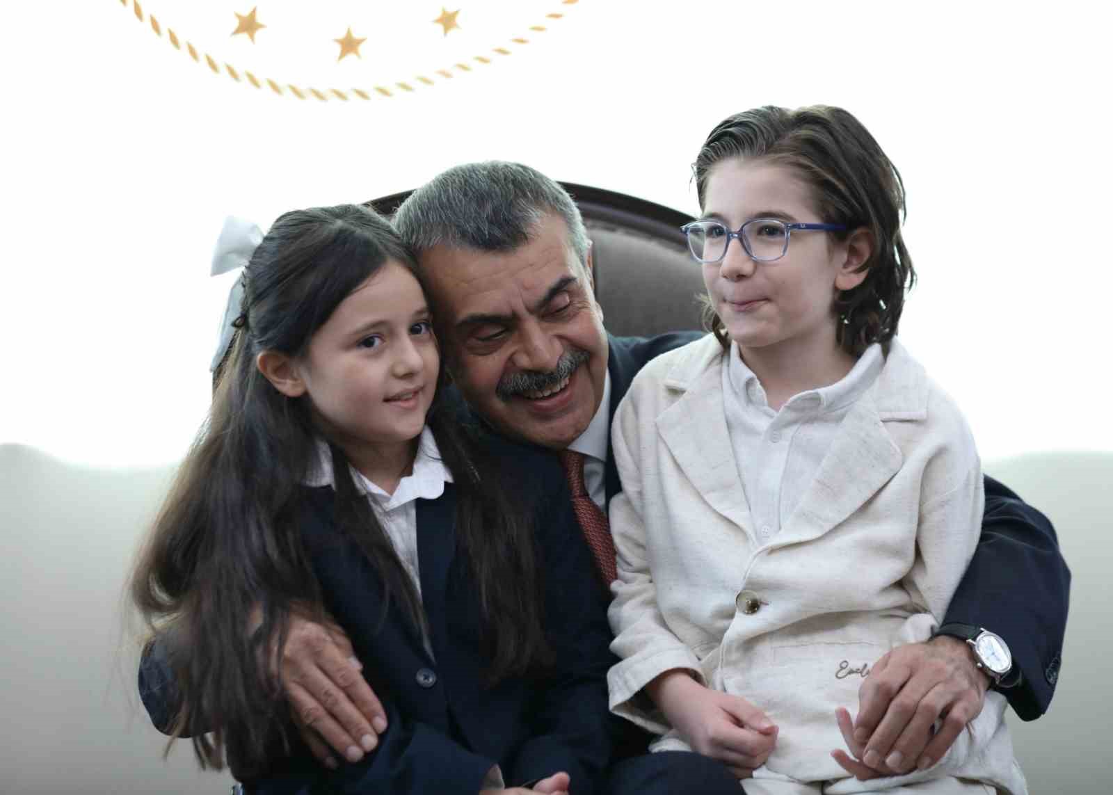 cumhurbaskani-erdogan-ile-sarki-soyleyen-minik-muzisyenlerden-bakan-tekin-e-ziyaret