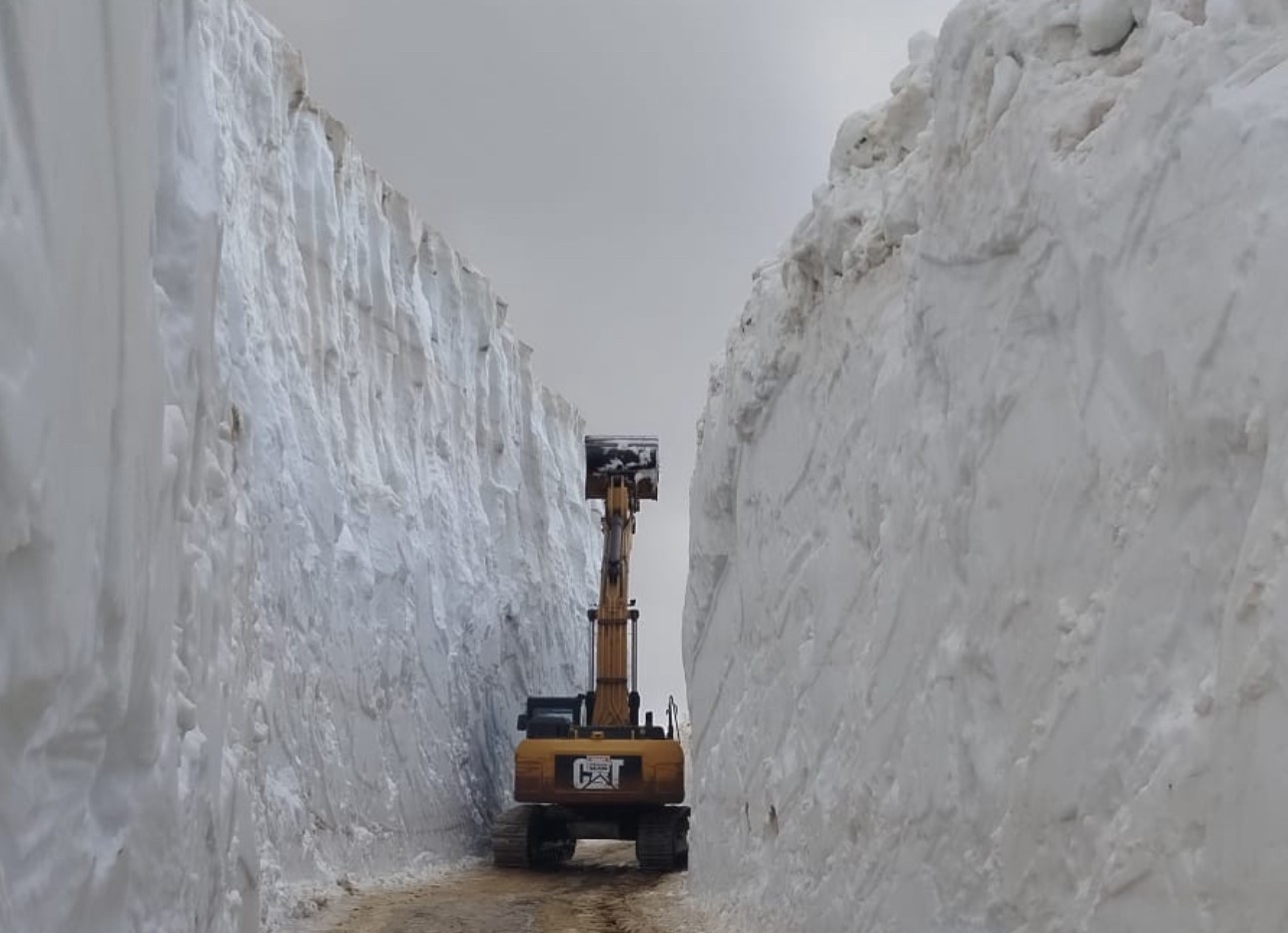 yuksekova-da-yaz-mevsiminde-6-metrelik-kar-tunellerinde-calisma