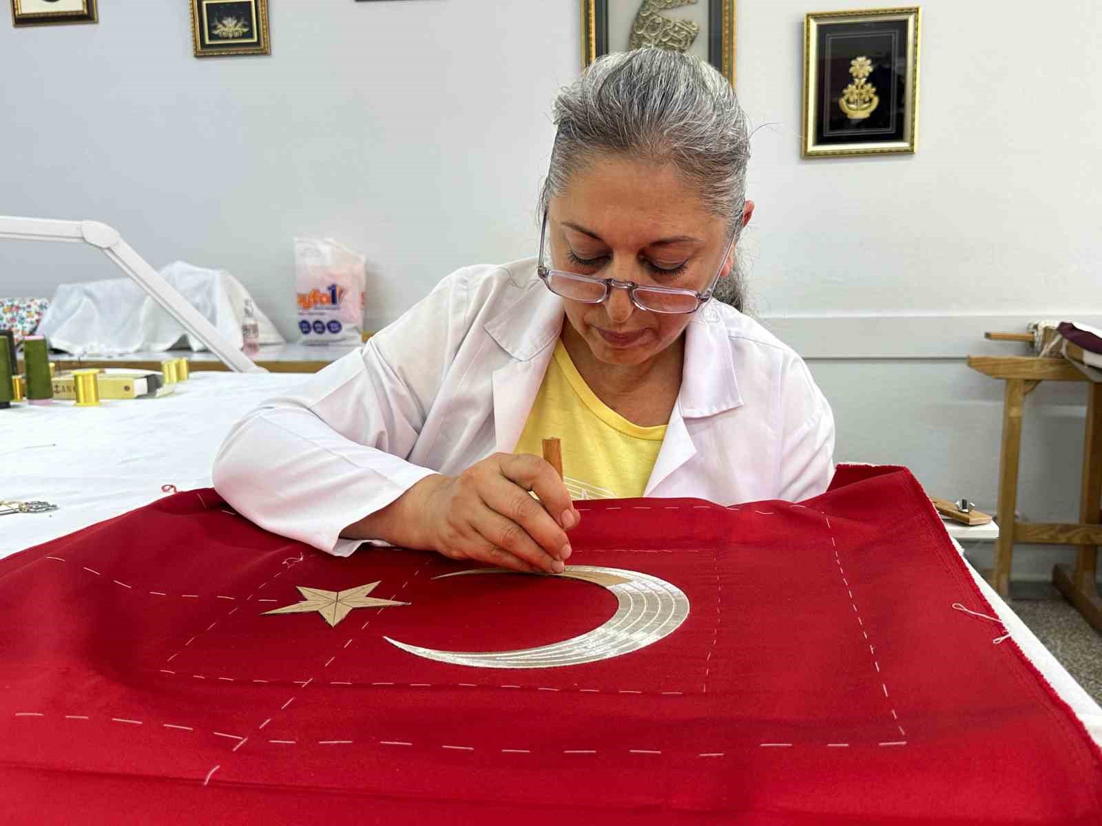 turk-bayragi-geleneksel-sim-sarma-ve-pesent-teknikleriyle-isleniyor