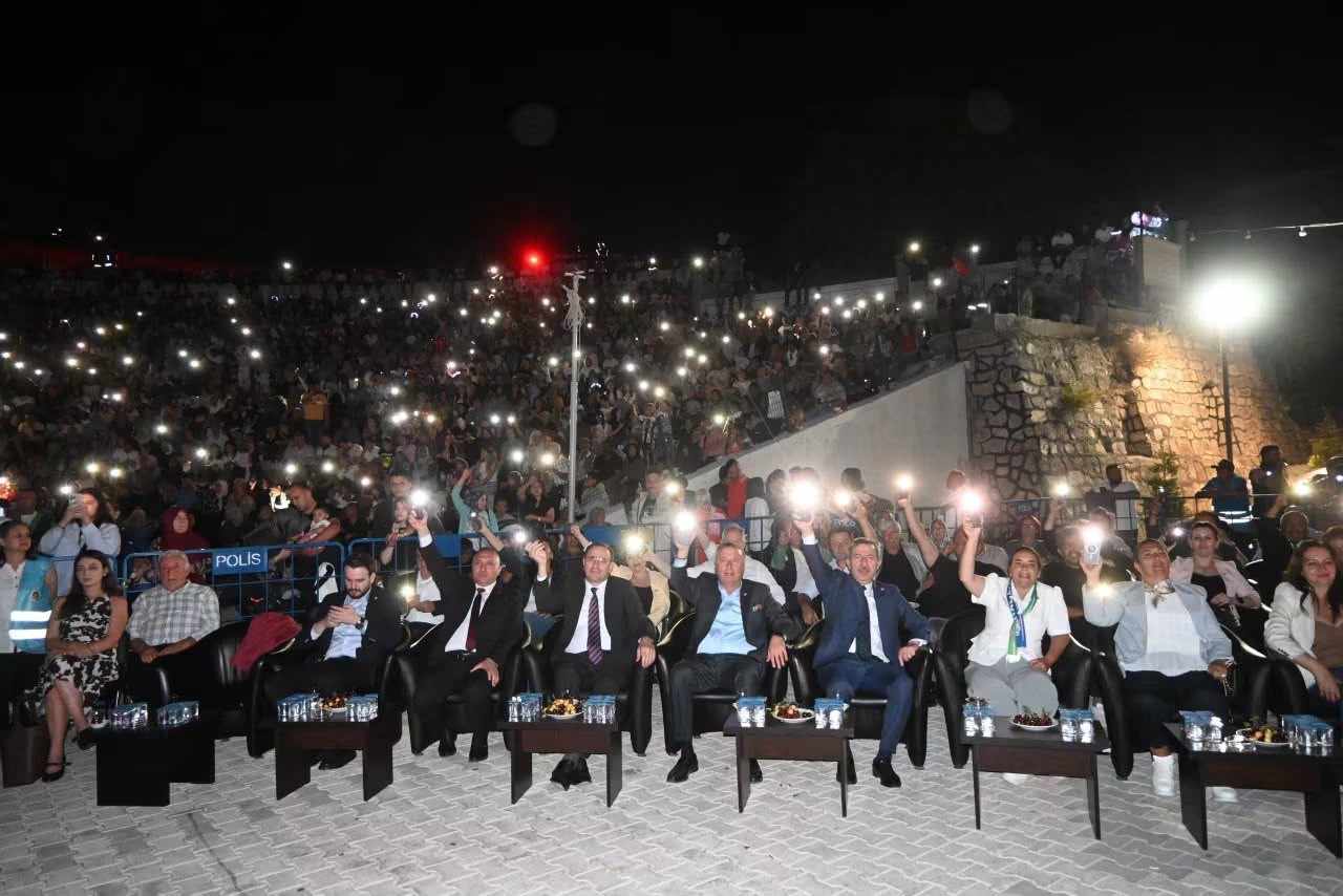 afyonkarahisar-da-visne-ve-eber-sarisi-festivali-basladi