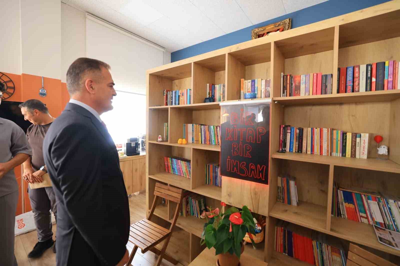 mugla-valisi-akbiyik-ula-da-kitap-kafe-nin-acilisini-yapti