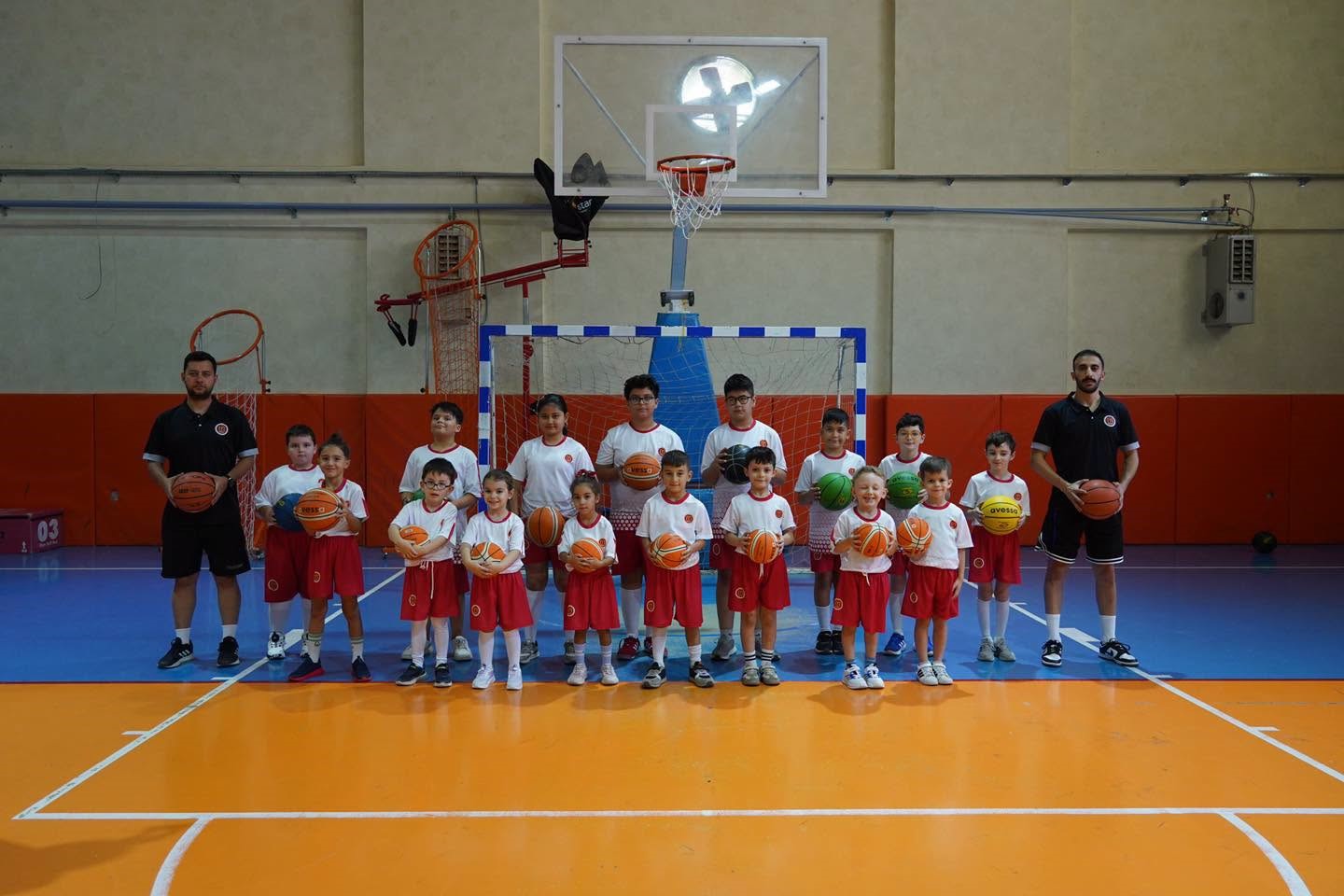 yaz-spor-okullarinda-yuzlerce-cocuk-keyifli-vakit-geciriyor