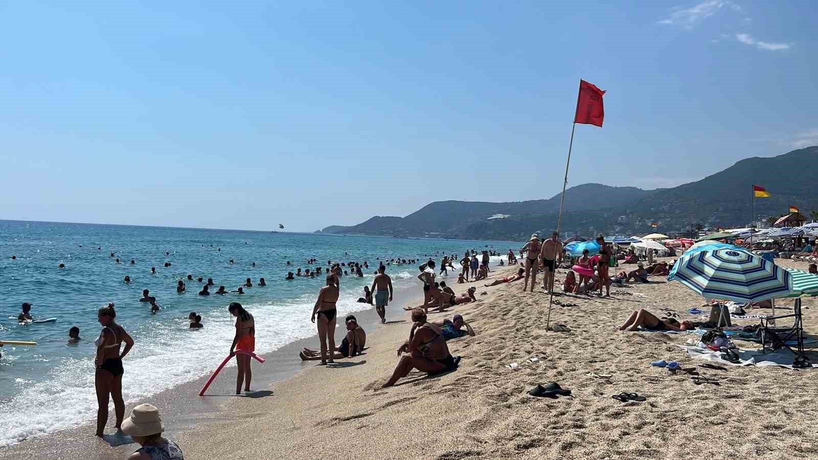 alanya-da-hava-32-deniz-26-dereceyi-gordu-turistler-sahillere-akin-etti