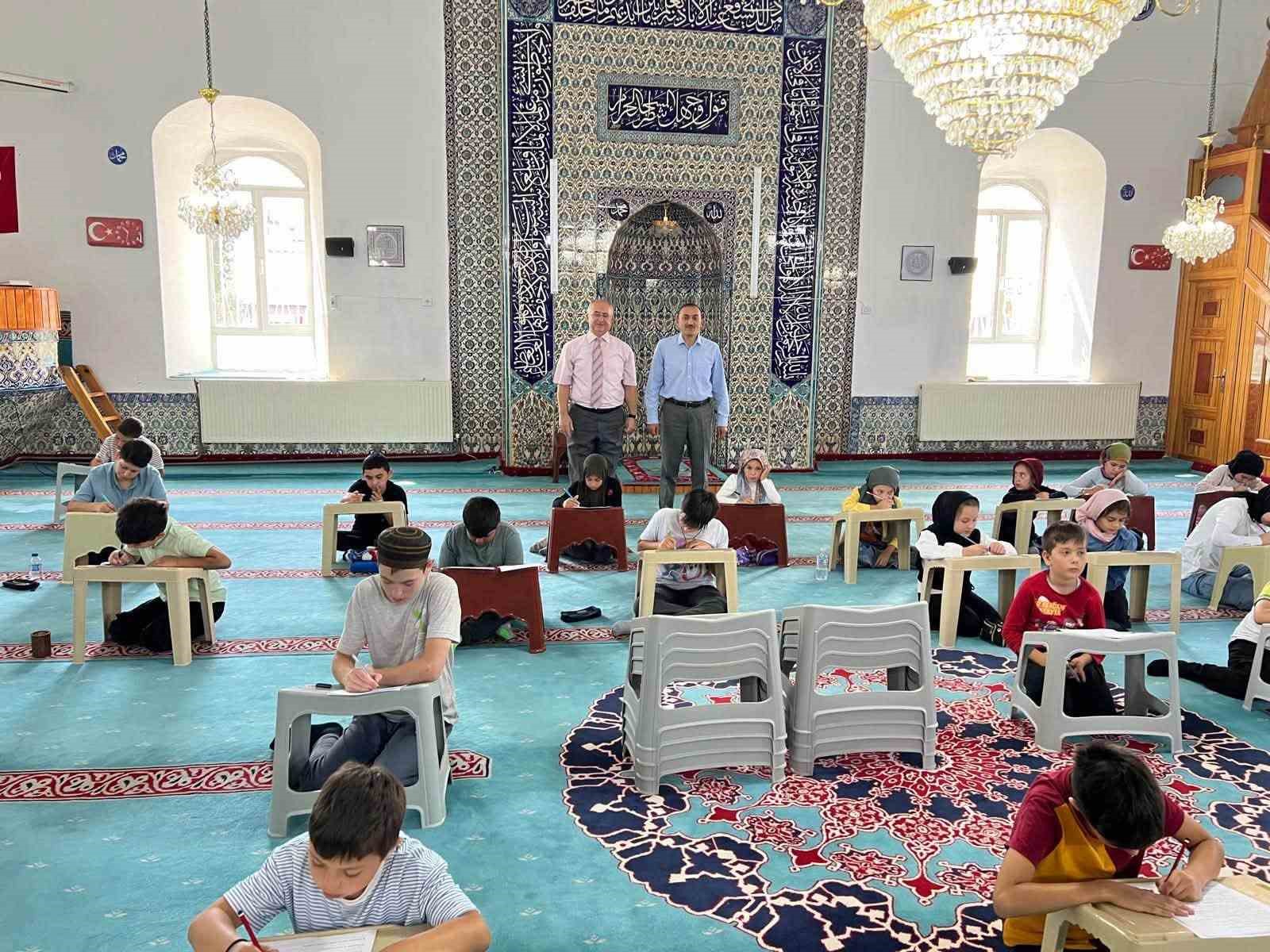 dumlupinar-da-yaz-kur-an-kursu-ogrencilerine-bilgi-birikim-sinavi