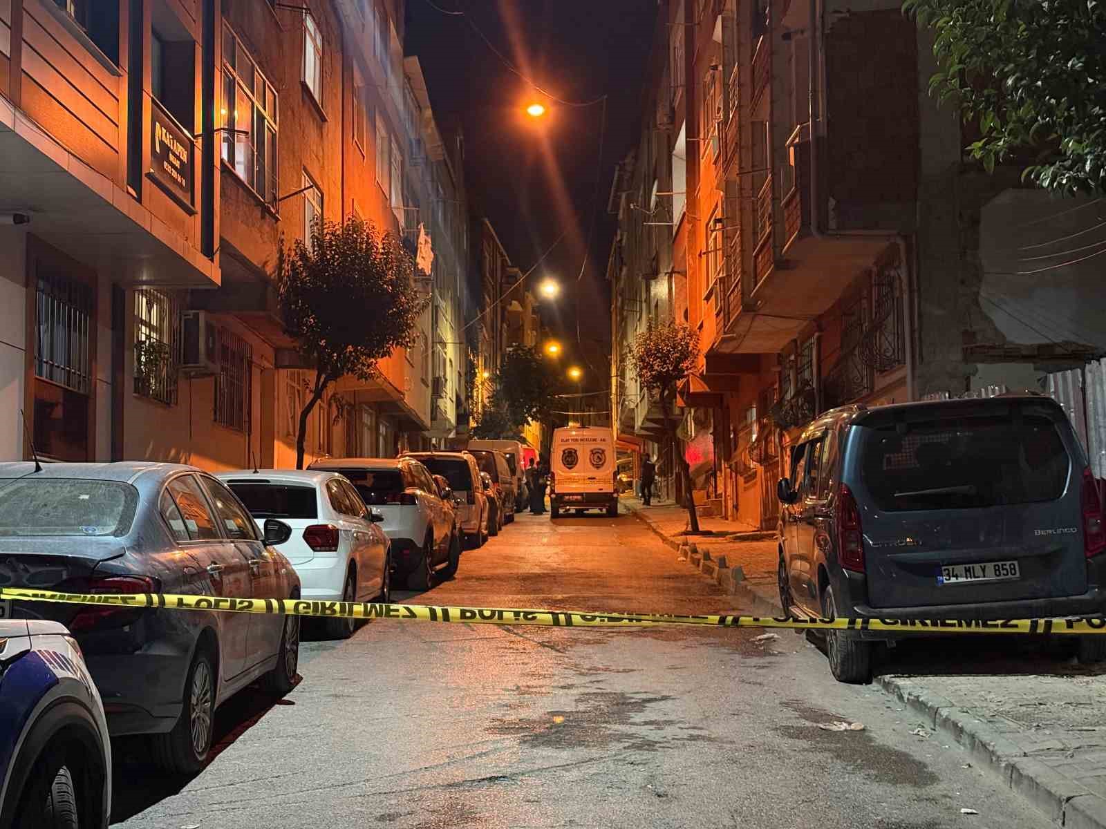 esenler-de-bir-evde-bulunan-kisiler-arasinda-kavgada-silahlar-konustu-3-agir-yarali
