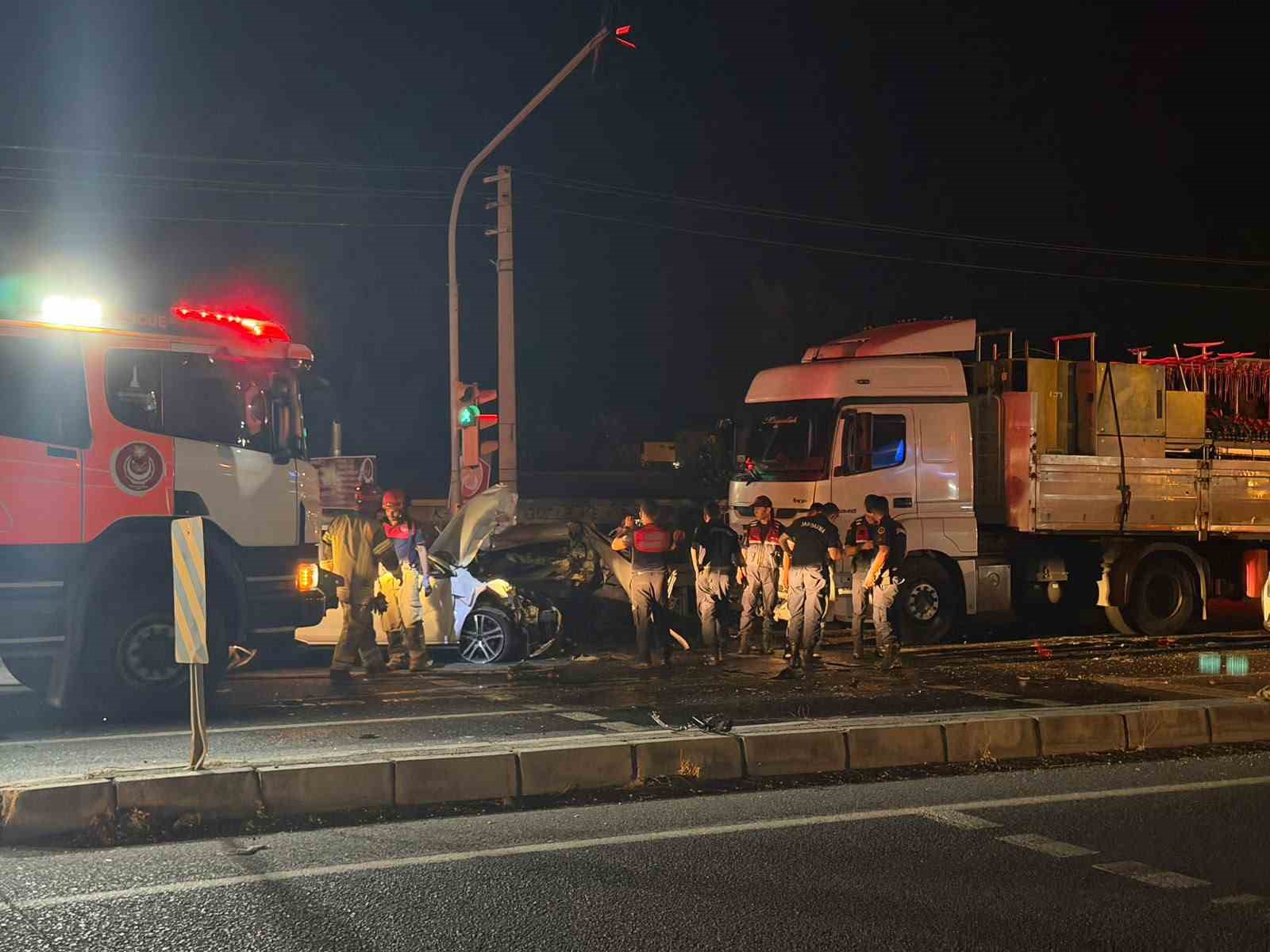 izmir-de-kirmizi-isikta-bekleyen-araclara-tir-carpti-1-i-agir-5-yarali