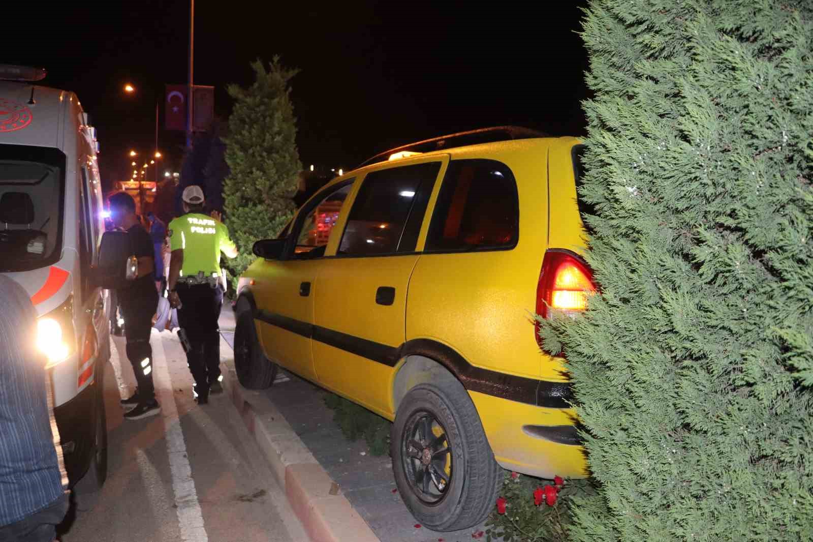 karaman-da-kontrolden-cikan-ticari-taksi-refuje-cikti-2-yarali