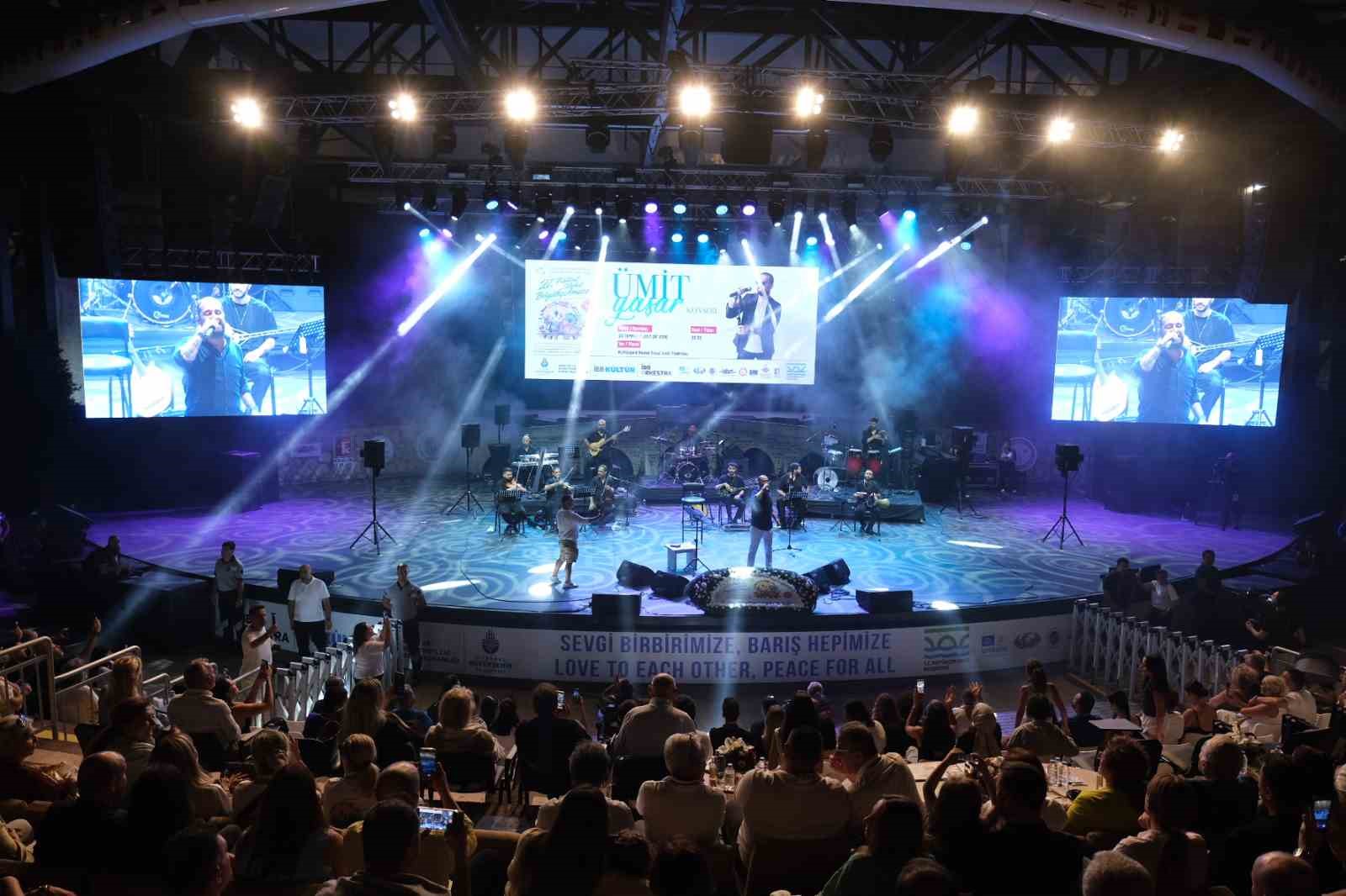 festival-sahnesinde-binlerce-kisi-umit-yasar-sarkilariyla-bulustu