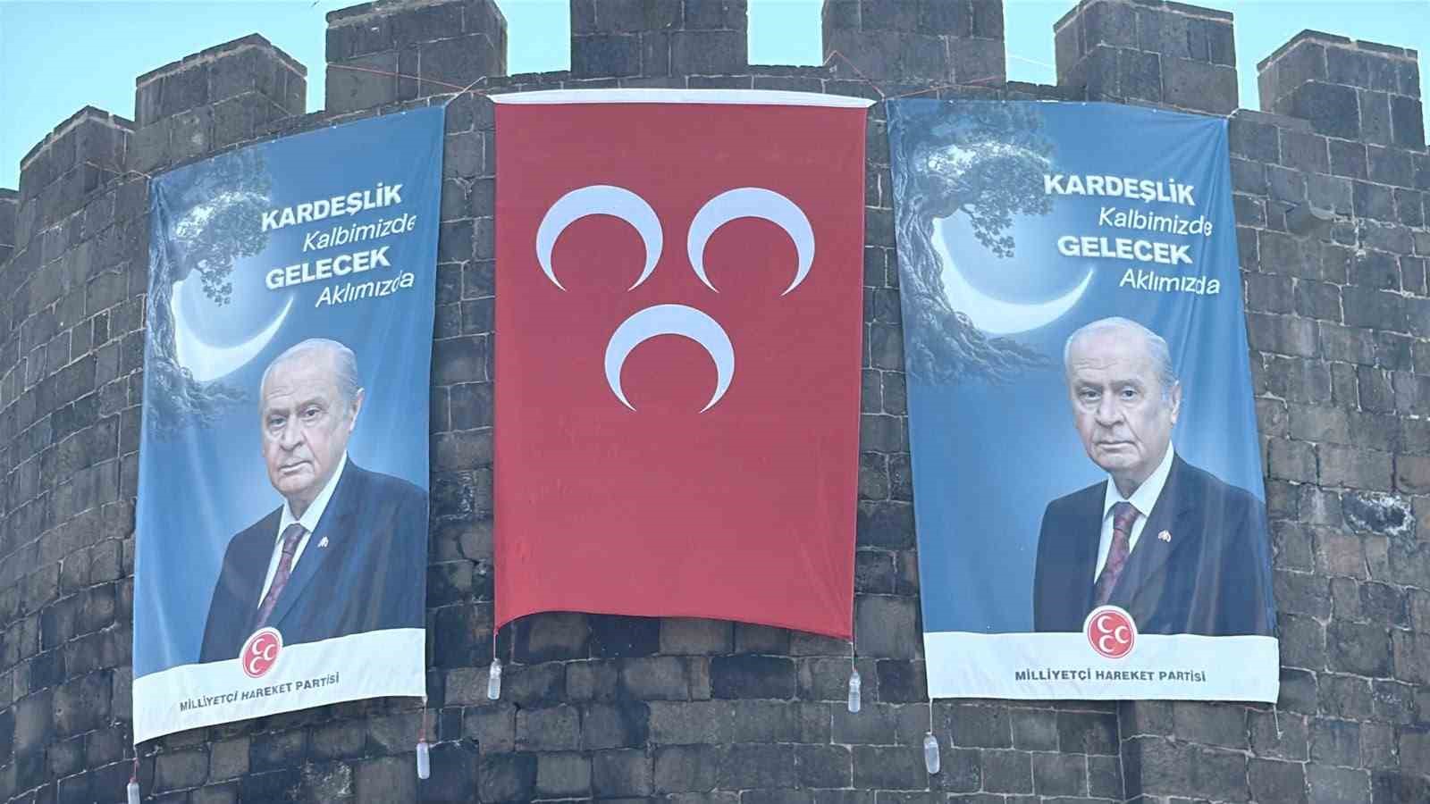 diyarbakir-surlarinda-mhp-lideri-bahceli-nin-dev-posteri-asildi-baris-cagrisinda-bulunuldu