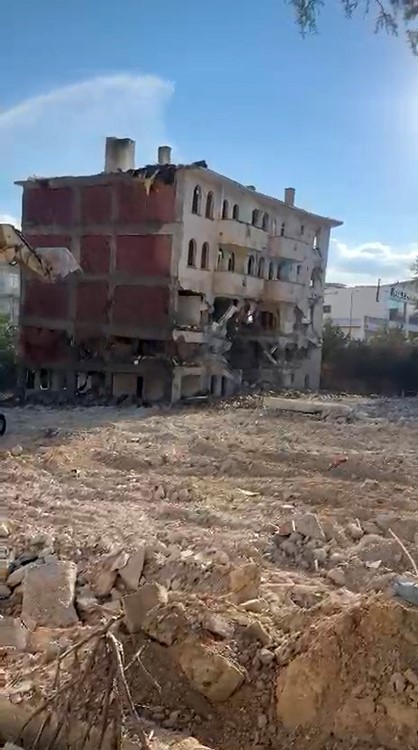 elazig-da-5-katli-bina-is-makinesinin-tek-dokunusuyla-yikildi