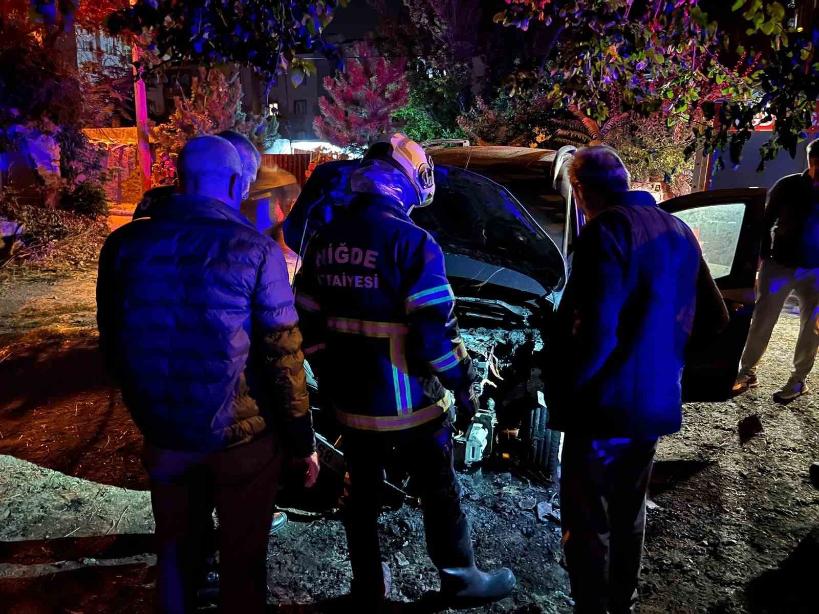 nigde-de-park-halindeki-otomobil-yandi