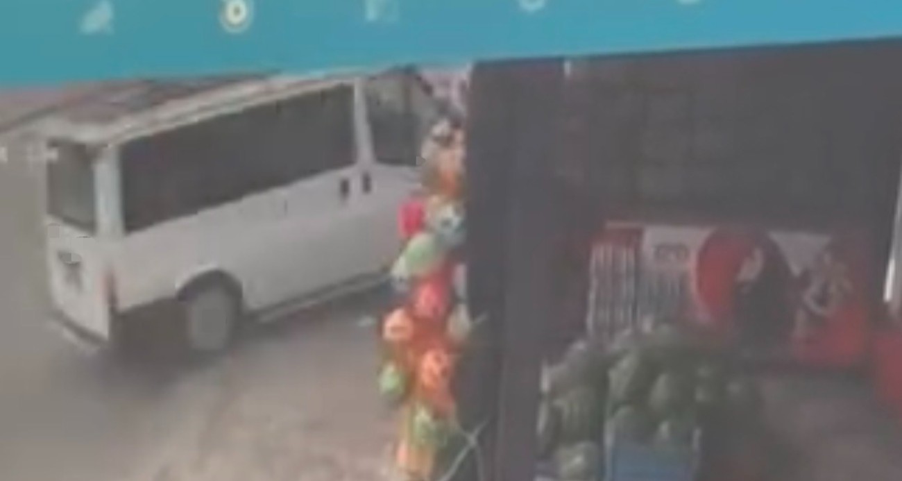 kontrolden-cikan-minibus-evin-bahcesine-dustu-o-anlar-kamerada