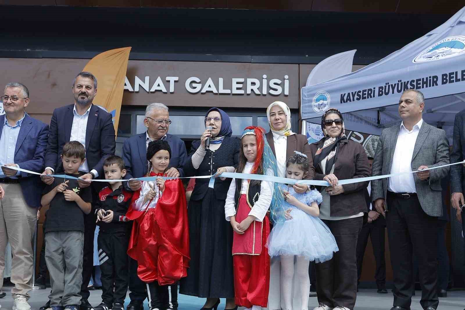 kaymek-in-bin-200-eserlik-yil-sonu-sergisi-acildi