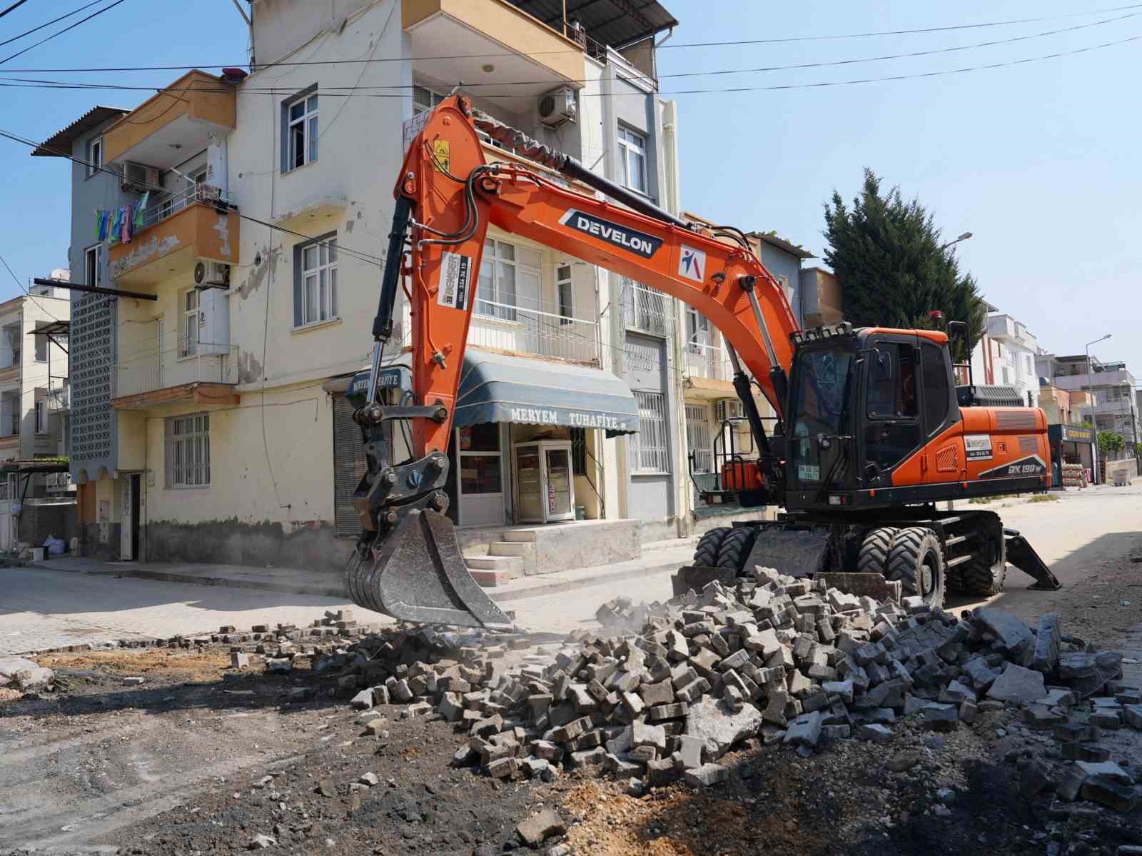 tarsus-ta-17-sokak-10-bin-ton-sicak-asfaltla-yenilendi