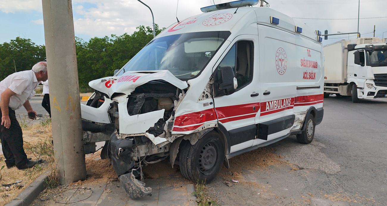 bitlis-te-ambulans-ile-otomobil-carpisti-10-yarali